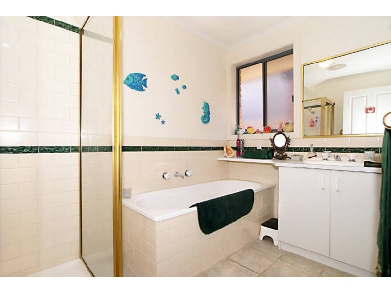 6a Manchester Drive, Sydenham VIC 3037