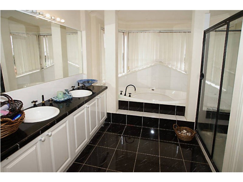 18 Laburnam Place, Hillside VIC 3037