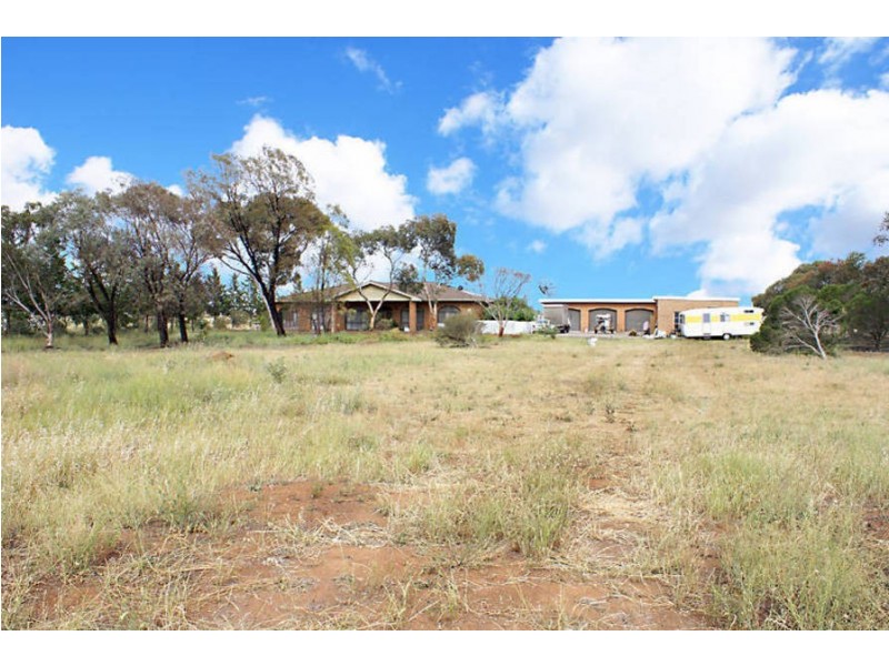 318 – 324 Sinclairs Road, Rockbank VIC 3335