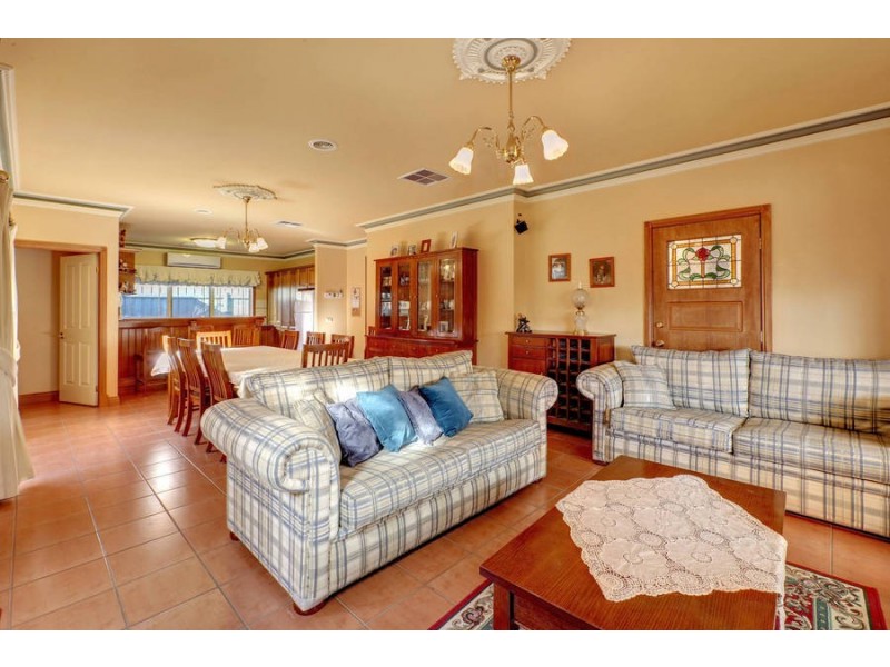 43 Cardinia Crescent, Taylors Hill VIC 3037