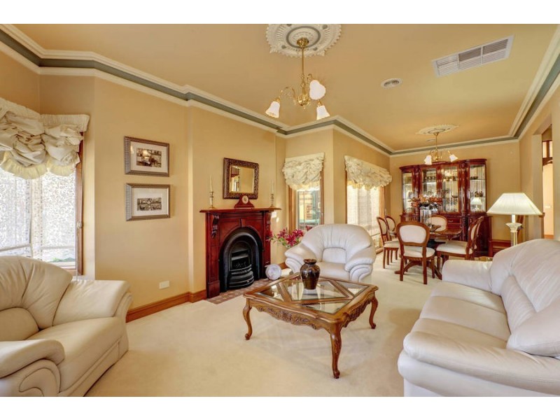 43 Cardinia Crescent, Taylors Hill VIC 3037