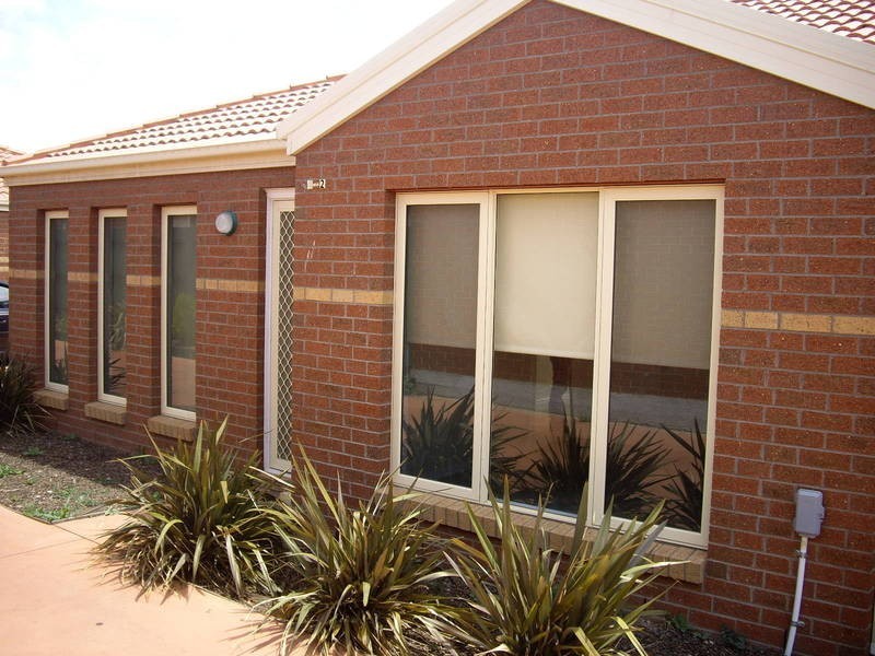 2/4 Balmoral Close, Hillside VIC 3037