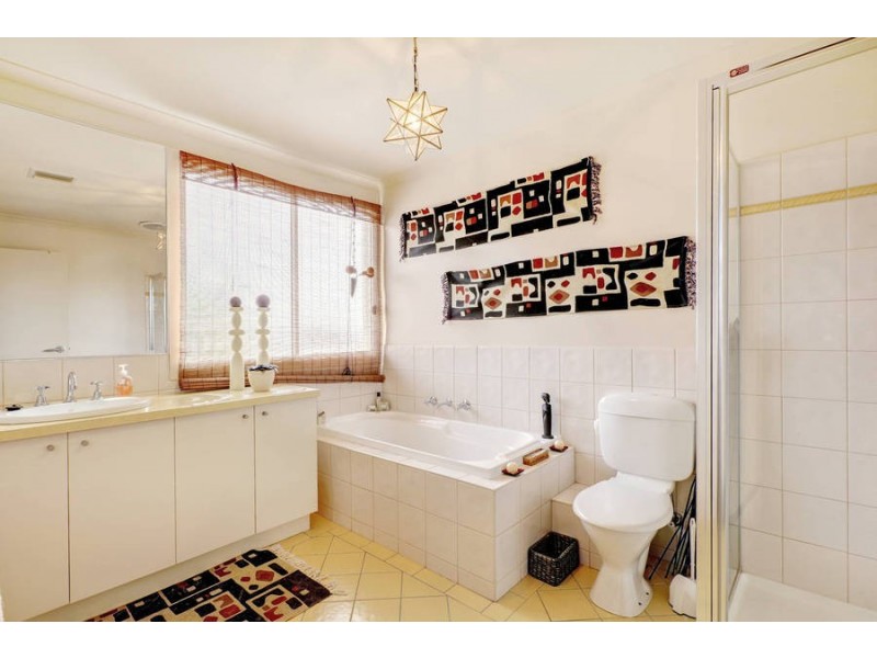 10 Ambridge Grove, Sydenham VIC 3037