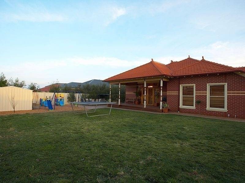 14 Duchess Court, Hillside VIC 3037