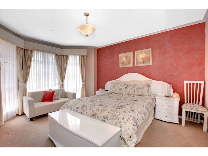 4 Arcadia Close, Taylors Lakes VIC 3038