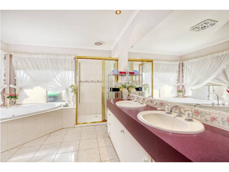 15 Lancelot Court, Hillside VIC 3037