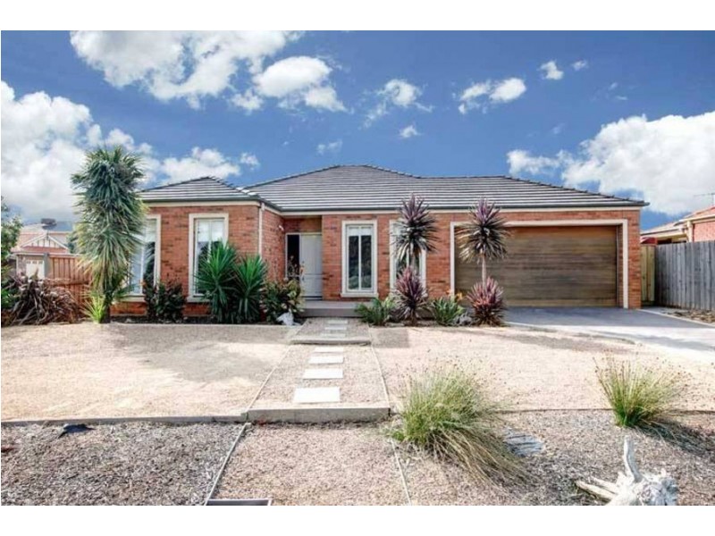 32 University Drive, Taylors Hill VIC 3037