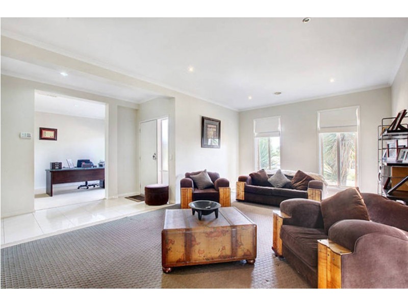 32 University Drive, Taylors Hill VIC 3037