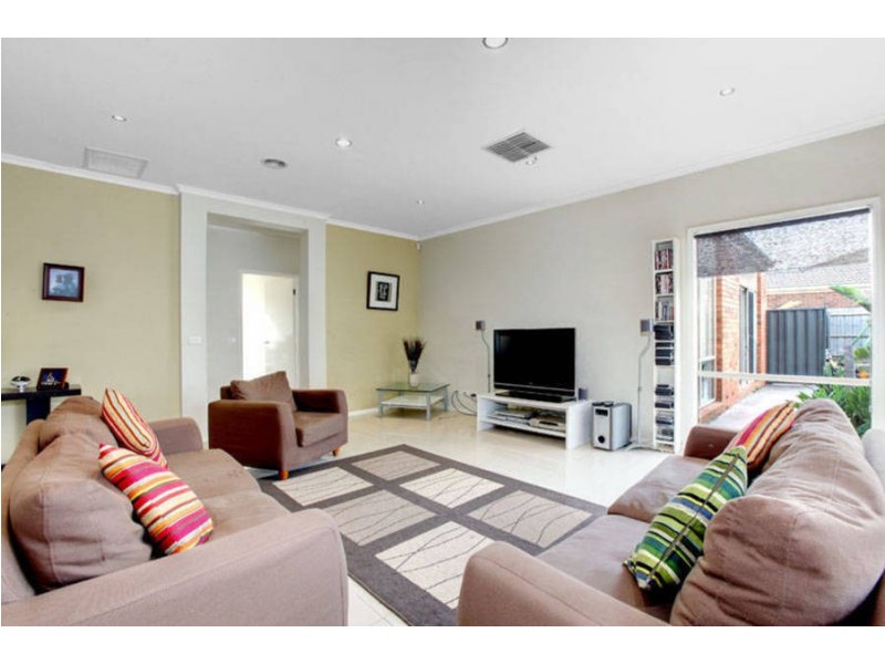 32 University Drive, Taylors Hill VIC 3037