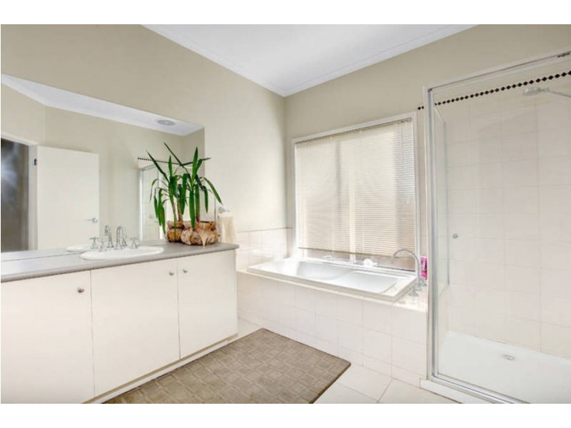 32 University Drive, Taylors Hill VIC 3037