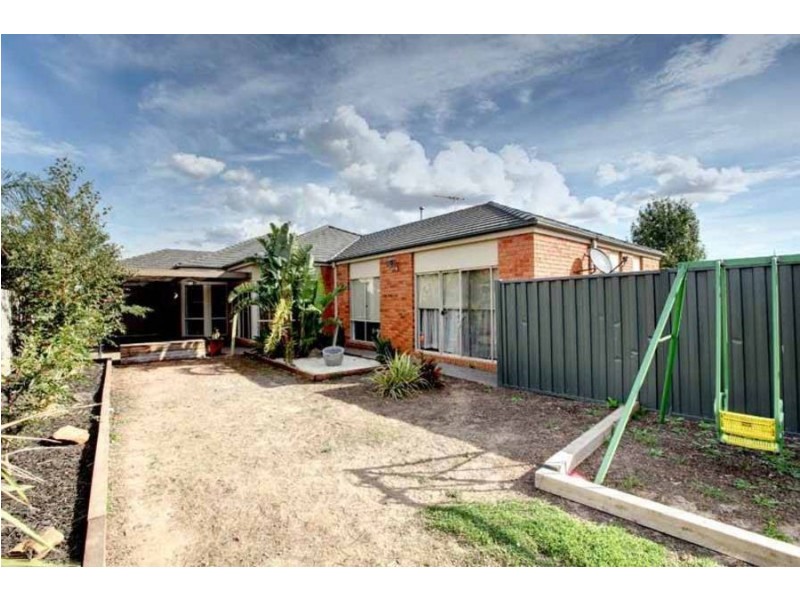 32 University Drive, Taylors Hill VIC 3037