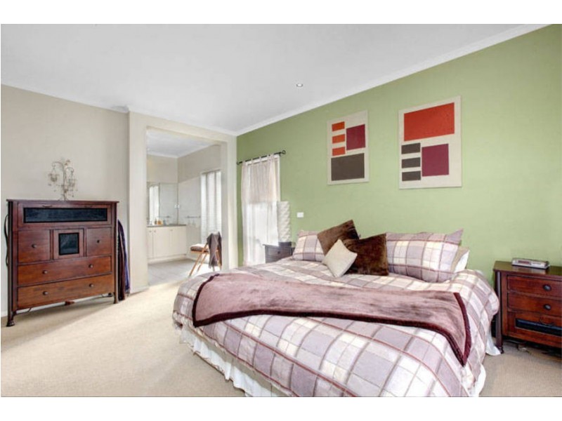 32 University Drive, Taylors Hill VIC 3037