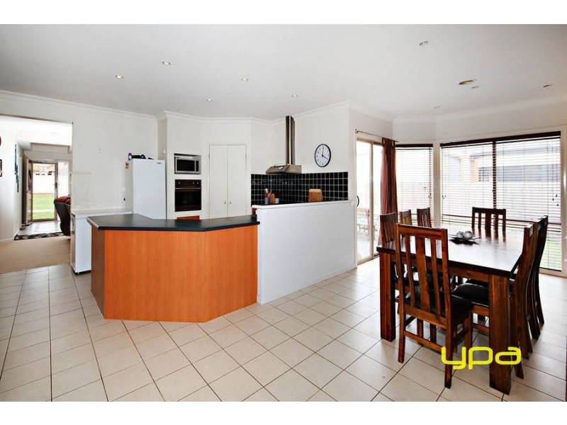 15 Lachlan Lane, Taylors Hill VIC 3037