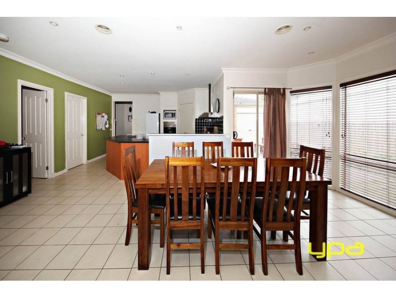 15 Lachlan Lane, Taylors Hill VIC 3037