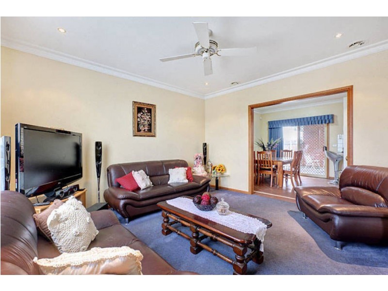 1/23  Victoria Road, Sydenham VIC 3037