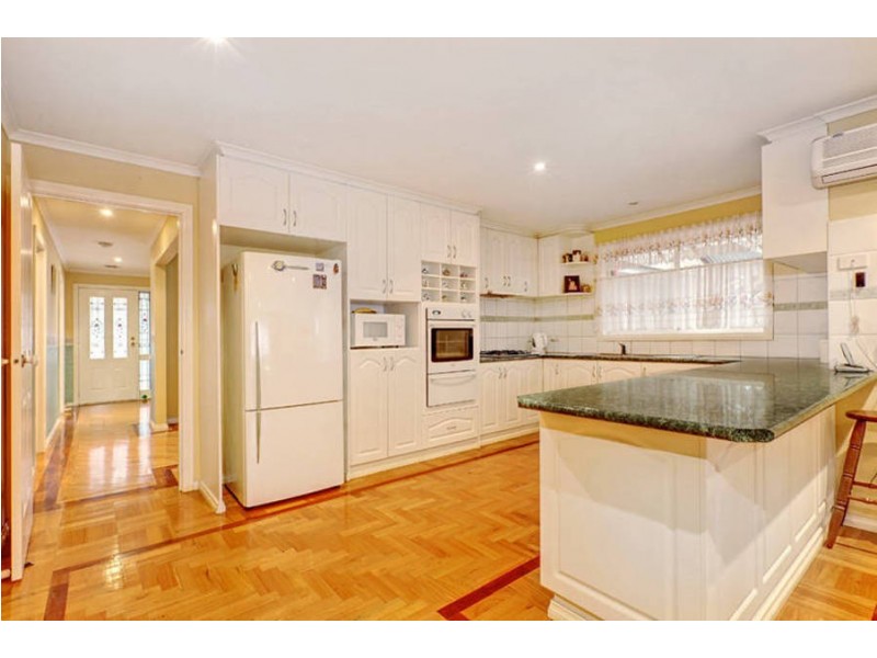 11 Lachlan Lane, Taylors Hill VIC 3037