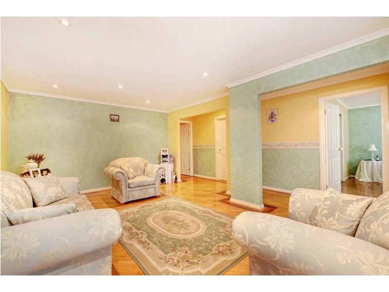 11 Lachlan Lane, Taylors Hill VIC 3037