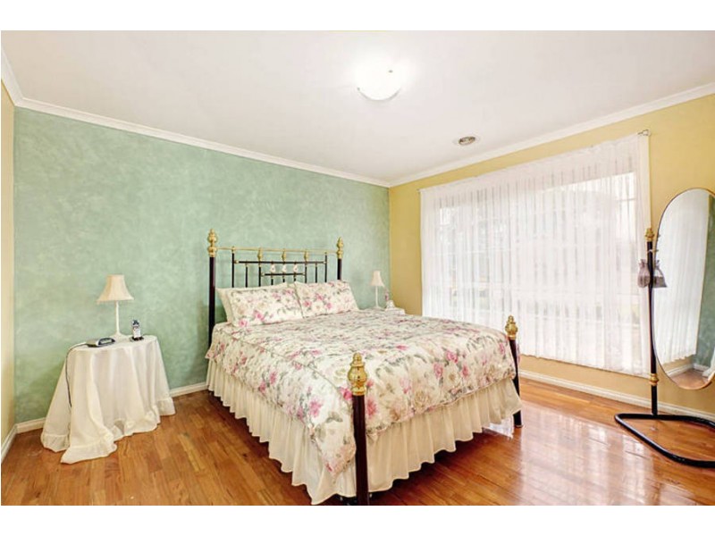 11 Lachlan Lane, Taylors Hill VIC 3037