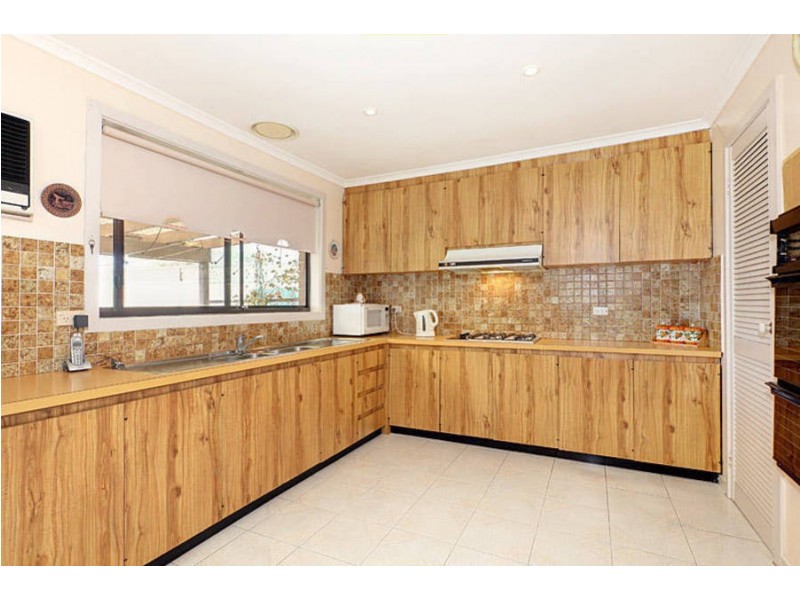 8 Balnarring Avenue, Kings Park VIC 3021