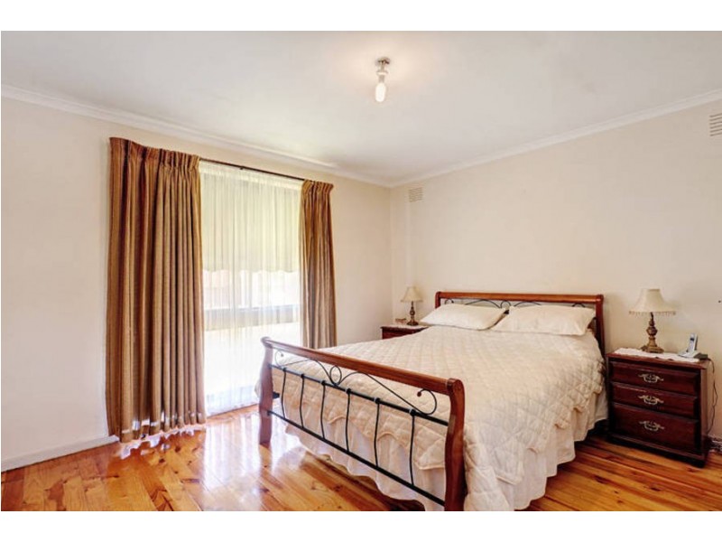 8 Balnarring Avenue, Kings Park VIC 3021