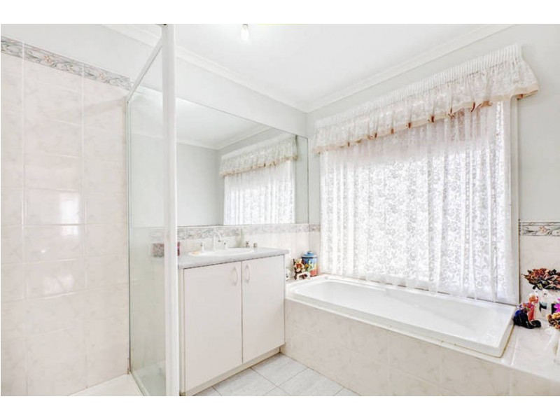 4 Blackman Crescent, Taylors Lakes VIC 3038