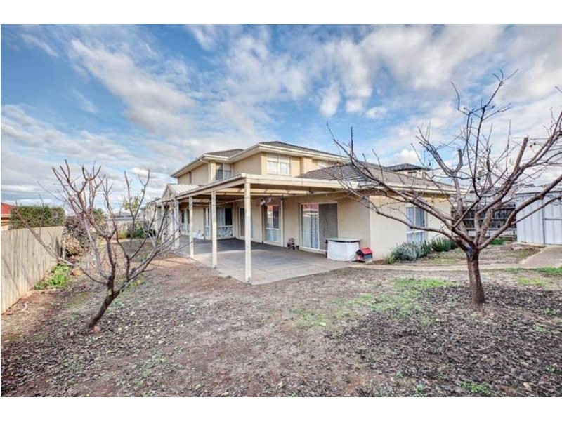 4 Blackman Crescent, Taylors Lakes VIC 3038