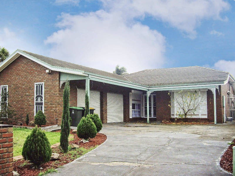 33 Messina Crescent, Taylors Lakes VIC 3038