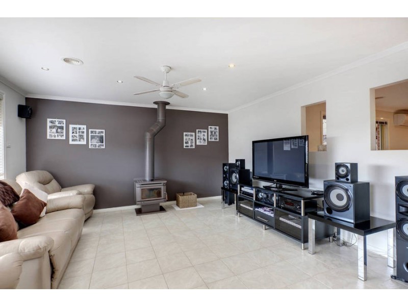 53 Jindabyne Avenue, Taylors Hill VIC 3037