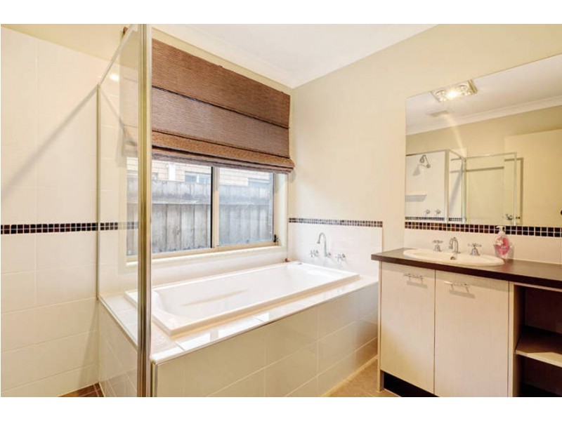 10 Cremorne Grove, Taylors Hill VIC 3037