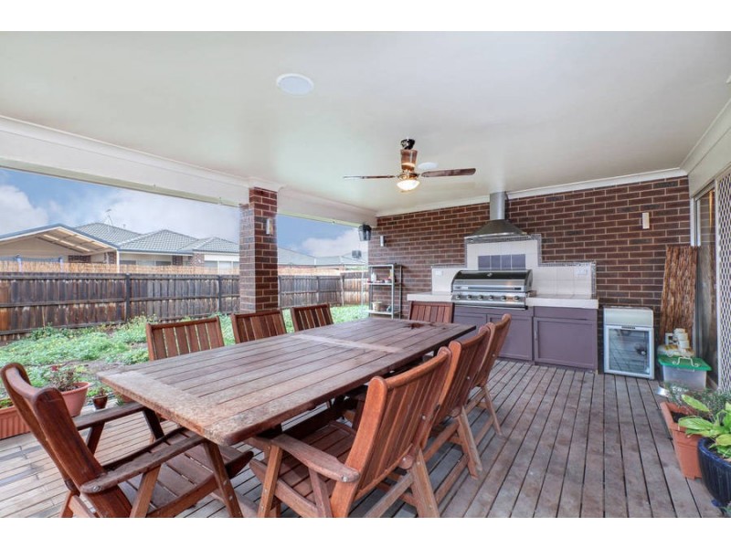 10 Cremorne Grove, Taylors Hill VIC 3037
