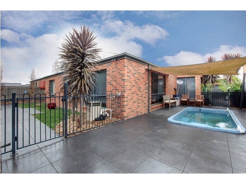 14 Hawthorn Grove, Taylors Hill VIC 3037