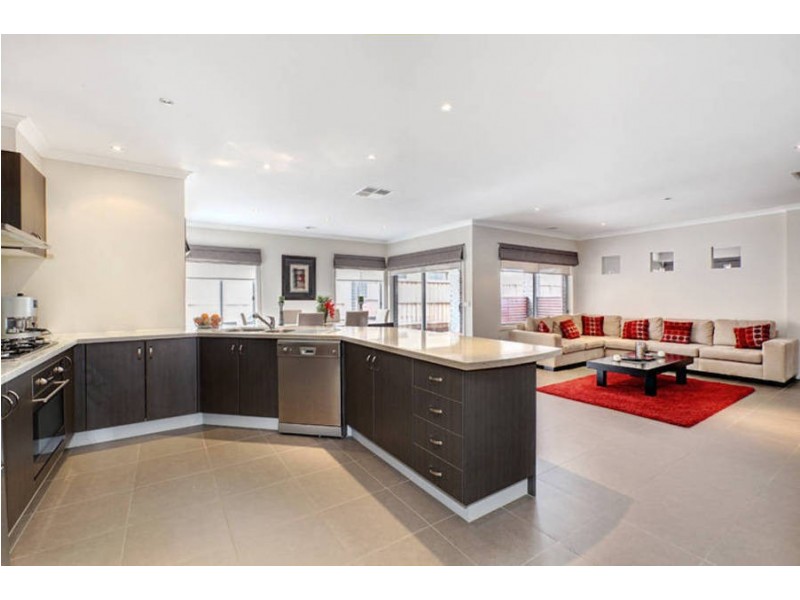 17 Cronulla Way, Taylors Hill VIC 3037