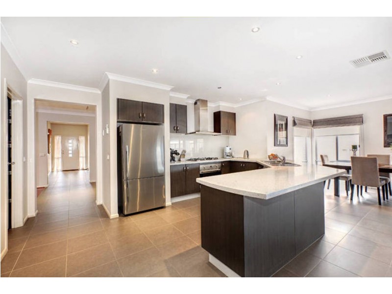 17 Cronulla Way, Taylors Hill VIC 3037