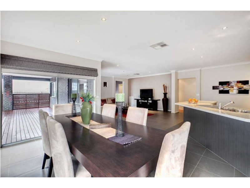 17 Cronulla Way, Taylors Hill VIC 3037