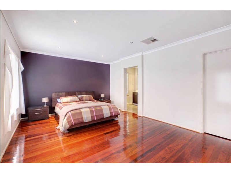 17 Cronulla Way, Taylors Hill VIC 3037