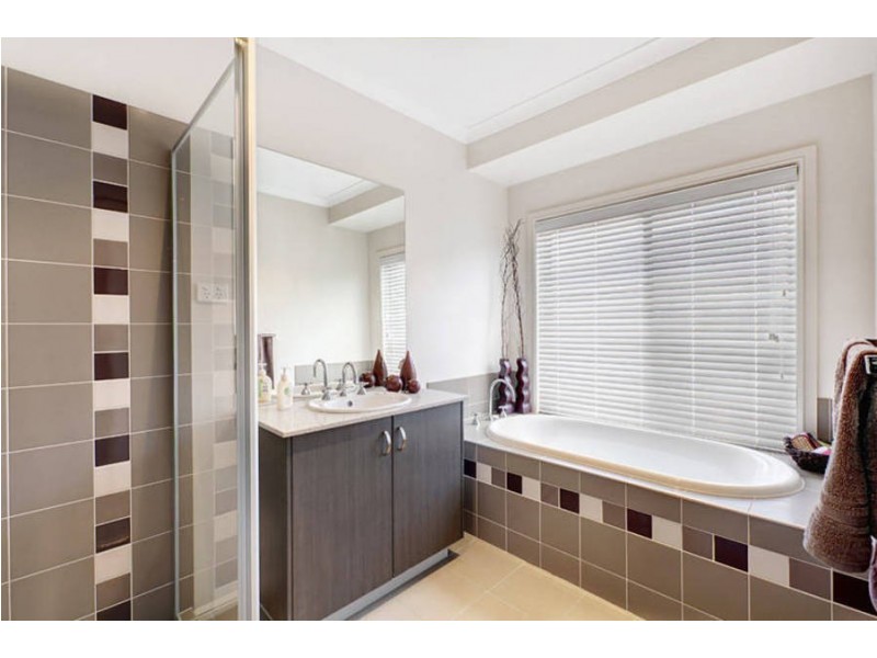 17 Cronulla Way, Taylors Hill VIC 3037