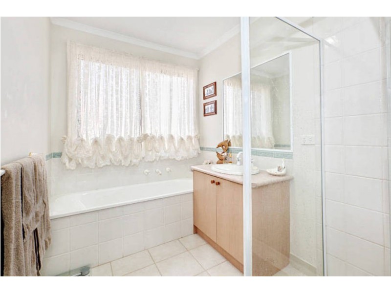 1/27 Brindalee Way, Hillside VIC 3037