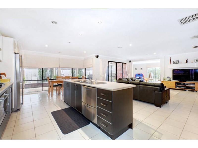 16 York Close, Taylors Hill VIC 3037