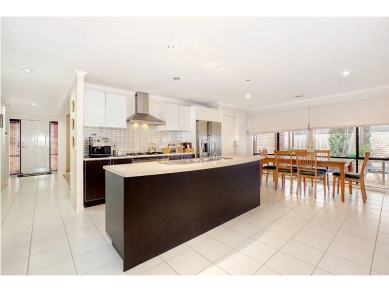 16 York Close, Taylors Hill VIC 3037