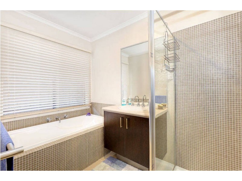 16 York Close, Taylors Hill VIC 3037