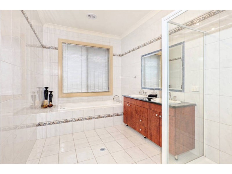 9 Bank Place, Taylors Hill VIC 3037
