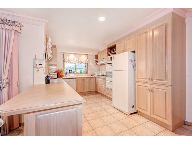 18 Honeyeater Crescent, Taylors Lakes VIC 3038