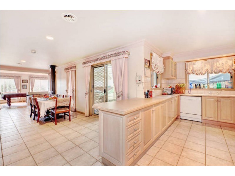 18 Honeyeater Crescent, Taylors Lakes VIC 3038