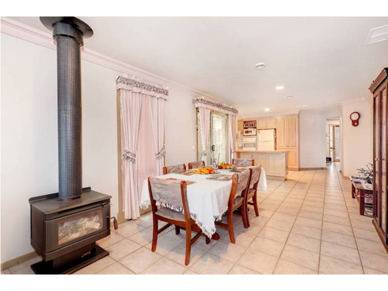 18 Honeyeater Crescent, Taylors Lakes VIC 3038