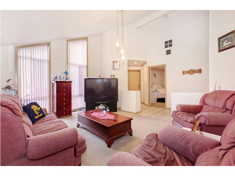 18 Honeyeater Crescent, Taylors Lakes VIC 3038