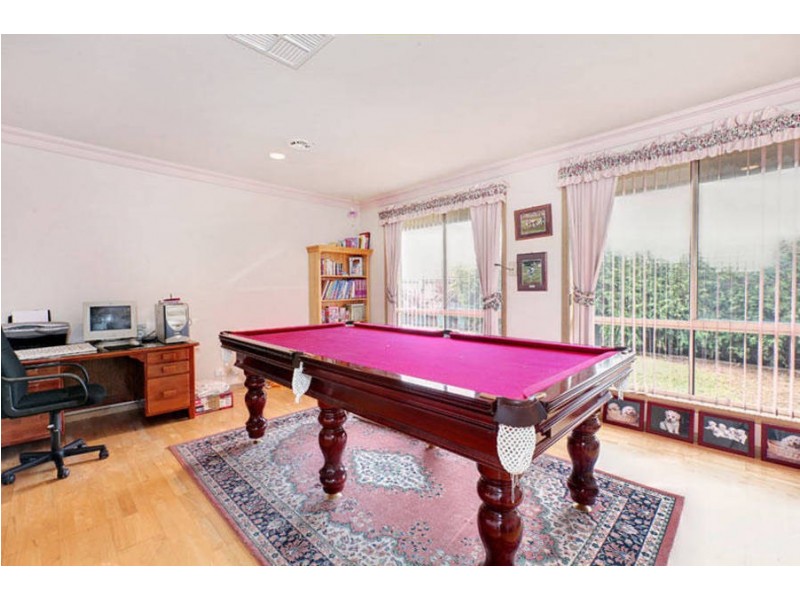 18 Honeyeater Crescent, Taylors Lakes VIC 3038