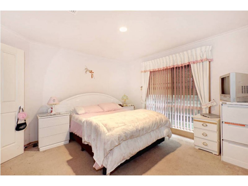 18 Honeyeater Crescent, Taylors Lakes VIC 3038