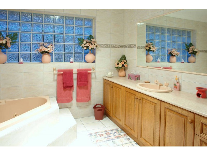 201 Lady Nelson Way, Taylors Lakes VIC 3038