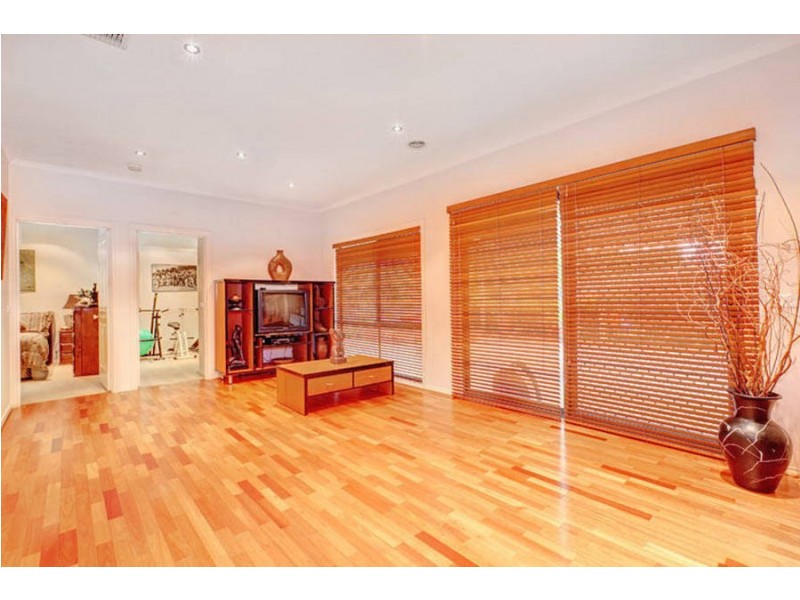 77 Wellesley Drive, Taylors Lakes VIC 3038