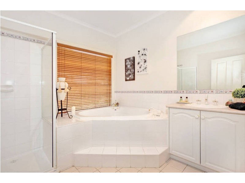 77 Wellesley Drive, Taylors Lakes VIC 3038